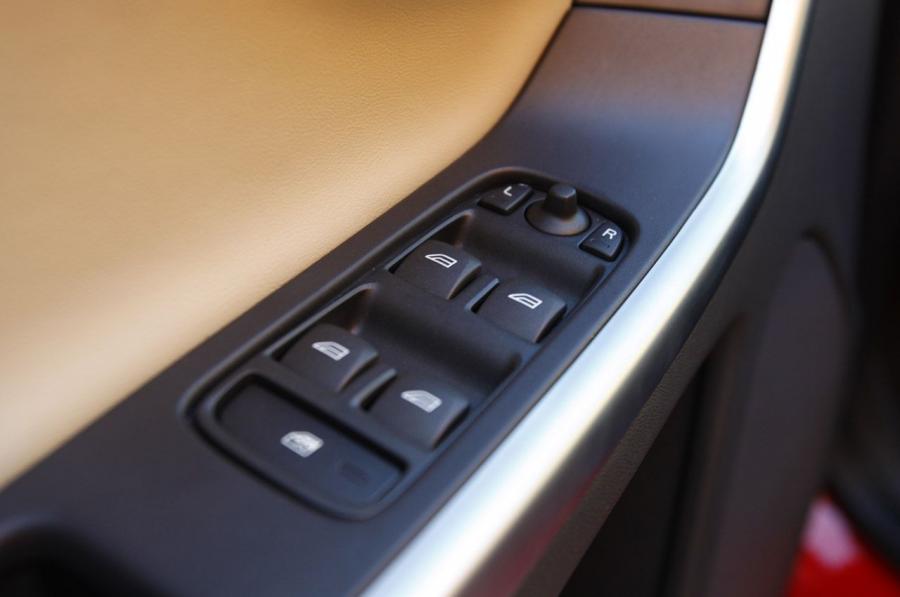  Volvo XC60 R-Design 2011 года  (фото 11 из 32)